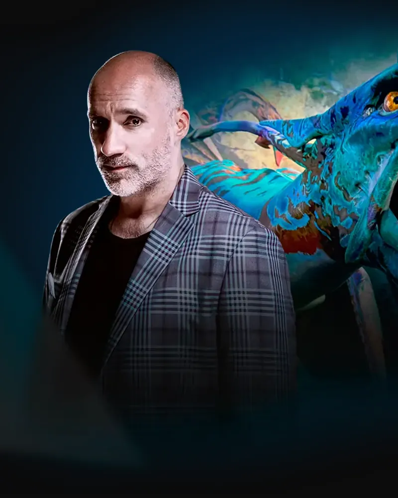 Neville Page ao lado de uma de suas criaturas